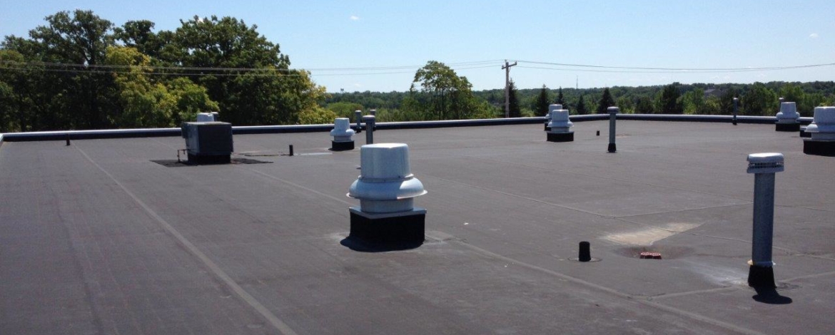 Commercial roof with membrane surfaces and ventilation systems